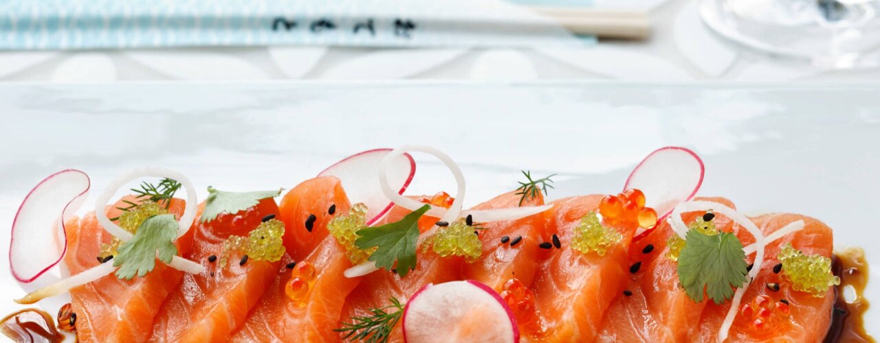 Un sashimi de saumon sur une assiette.
