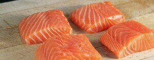 Des pavés de saumon sur une table. Des pavés de saumon sur une table.